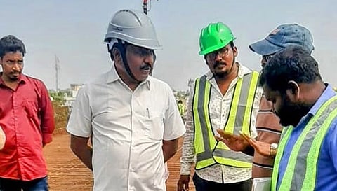 பள்ளிபாளையத்தில் நடந்து வரும் உயர்மட்டம் மேம்பாலம் பணியை அதிகாரிகள் நேரில் ஆய்வு செய்தனர்.