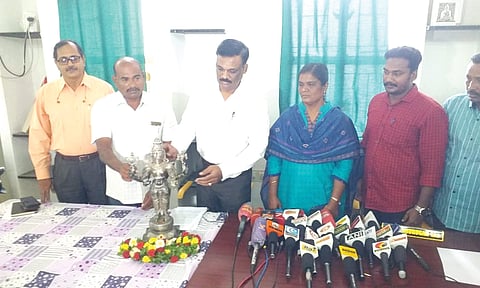 மீட்கப்பட்ட சிலையையும், மீட்கப்பட்ட விதம் குறித்து சிலை கடத்தல் தடுப்பு பிரிவு ஏ.டி.எஸ்.பி. பாலமுருகன் நிருபர்களிடம் தெரிவித்ததையும் காணலாம்.