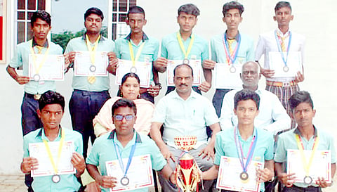 போட்டிகளில் வெற்றி பெற்ற மாணவர்கள் பாராட்டப்பட்டனர்.