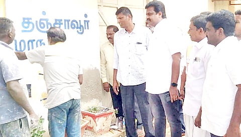 தஞ்சாவூர் யூனியன் கிளப்பில் மாநகராட்சி சார்பில் அறிவிப்பு பலகை வைக்கும் பணி நடைபெறுவதை மேயர் சண் ராமநாதன் பார்வையிட்டார்.