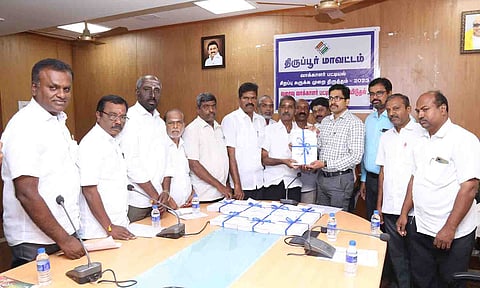 அரசியல் கட்சி பிரதிநிதிகள் முன்னிலையில் வரைவு வாக்காளர் பட்டியலை கலெக்டர் வினீத் வெளியிட்டார்.