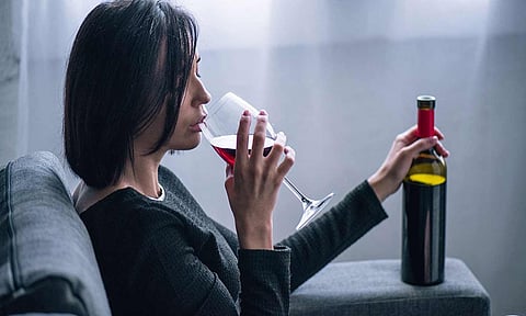 பெண்களிடையே மது குடிக்கும் பழக்கம் அதிகரிப்பு: ஆய்வில் அதிர்ச்சி தகவல்