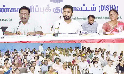 தேனி மாவட்ட கலெக்டர் அலுவலக வளாகத்தில் மாவட்ட வளர்ச்சி ஒருங்கிணைப்பு கண்காணிப்புக்குழு கூட்டம் கலெக்டர் முரளிதரன் முன்னிலையிலும், ரவீந்திரநாத் எம்.பி தலைமையிலும் நடைபெற்றது.