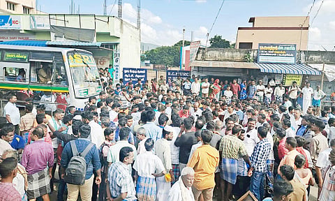 சாலை மறியலில் ஈடுபட்ட பொதுமக்கள்.
