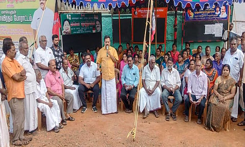 ஆரல்வாய்மொழியில் உண்ணாவிரதத்தில் கலந்து கொண்டவர்களை படத்தில் காணலாம்.