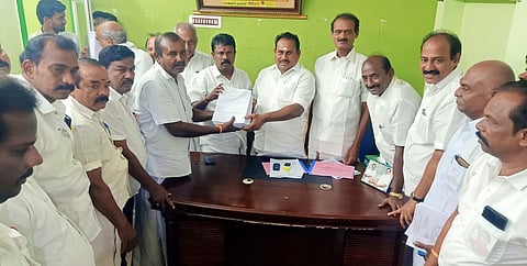 கூட்டத்தில் தெற்கு மாவட்ட செயலாளர் சண்முகநாதன் வாக்காளர் திருத்த பட்டியலை வழங்கிய காட்சி.
