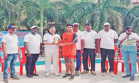 மாணவர்களுக்கு வின்ஸ் கல்வி நிறுவனங்களின் தலைவரும் முன்னாள் எம்.பி.யுமான நாஞ்சில் வின்சென்ட் பதக்கம் மற்றும் சான்றிதழ்கள் வழங்கியபோது எடுத்த படம். 