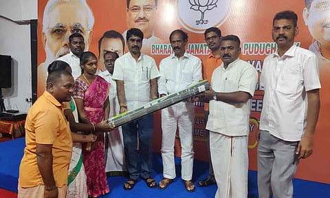 பா.ஜனதா சார்பில் உருளையன்பேட்டை தொகுதி மக்களுக்கு மின்விளக்குகள் வழங்கப்பட்ட காட்சி.