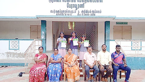 வெற்றி பெற்ற மாணவிகளை ஆசிரியர்கள் பாராட்டினர்.