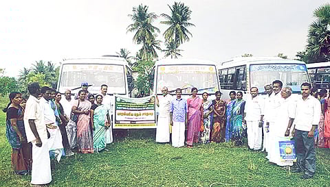 நெல் சாகுபடி குறித்த விவசாயிகள் அத்திவெட்டி கிராமத்திற்கு சுற்றுலாவுக்கு அழைத்து செல்லப்பட்டனர்.