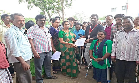 விக்கிரவாண்டி ஒன்றிய அலுவலகத்தில் பி.டி.ஓ., சுமதியிடம் மாற்றுத்திறனாளிகள் சங்க மாநில பொதுச் செயலாளர் அண்ணாமலை கோரிக்கை மனு அளித்தார். 
