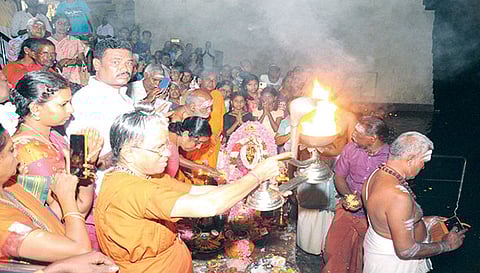 காவிரி ஆற்றில் ஆரத்தி வழிபாடு.