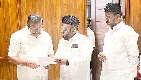 அமைச்சர் கே.என்.நேருவிடம், ஜவாஹிருல்லா எம்.எல்.ஏ. மனு அளித்தார்.
