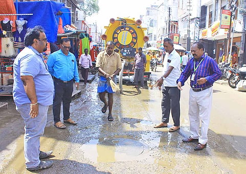 வடக்கு ரத வீதியில் தண்ணீர் தேங்கிய இடத்தில் மோட்டார் மூலம் தண்ணீரை அப்புறப்படுத்திய காட்சி