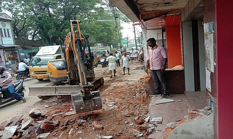 வடசேரி அசம்பு ரோட்டில் ஆக்கிரமிப்பு அகற்றப்பட்டபோது எடுத்த படம்.