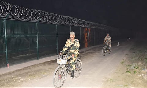 இந்திய- வங்காள தேச எல்லையில் துப்பாக்கி சூடு- கடத்தல்காரர்கள் இருவர் பலி