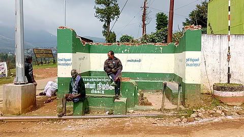 பிக்கட்டியில் மேற்கூரை இல்லாமல் காணப்படும் பயணிகள் நிழற்குடை