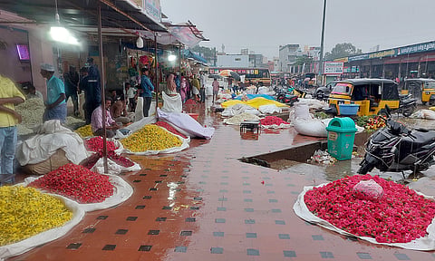 தொடர்மழையால் வெறிச்சோடி கிடக்கும் தருமபுரி பூ மார்க்கட்டை காணலாம்.