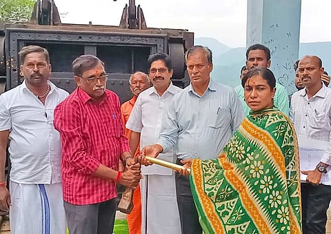 மணிமுத்தாறு அணையில் இருந்து இன்று தண்ணீரை மாவட்ட வருவாய் அலுவலர் ஜெயஸ்ரீ செல்லையா திறந்து வைத்த காட்சி.