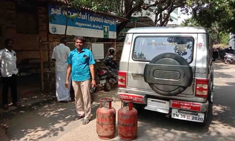 பறிமுதல் செய்யப்பட்ட சிலிண்டர்கள். 