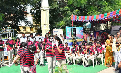 சாலை பாதுகாப்பு விழிப்புணர்வு நடைபெற்ற காட்சி. 