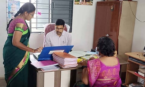 தாராபுரம் முதியோர் இல்லத்தில் கலெக்டர் வினீத் ஆய்வு செய்த காட்சி. 