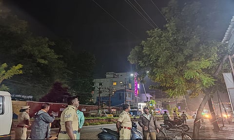  பண்ருட்டி-கும்பகோணம் சாலையில் மின்சார கம்பங்களில் இருந்து செல்லும் மின் வயர்களில் சாய்ந்து கிடந்த மரக்கிளைகளை இன்ஸ்பெக்டர் நந்தகுமார் அகற்ற உத்தரவிட்டார்.