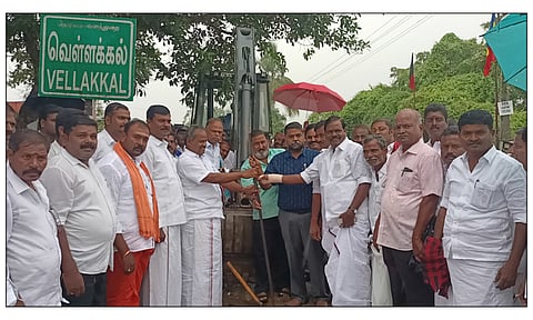 நல்லம்பள்ளி அருகே வெள்ளக்கல் முதல் ஈசல்பட்டி வரை செல்லும் சாலை அகலப்படுத்தும் பணி -மழையை பொருட்படுத்தாமல் தொடங்கி வைத்த .எம்.எல்.ஏ.