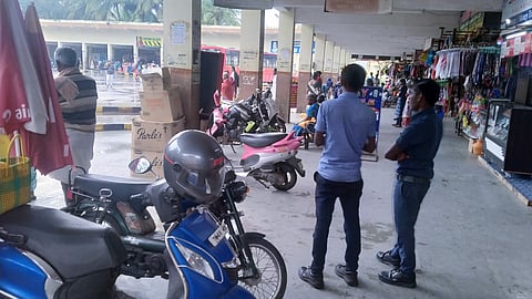 பஸ் நிலைய நடைபாதையில் நிறுத்தப்படும் இருசக்கர வாகனங்கள் பயணிகள் அவதி