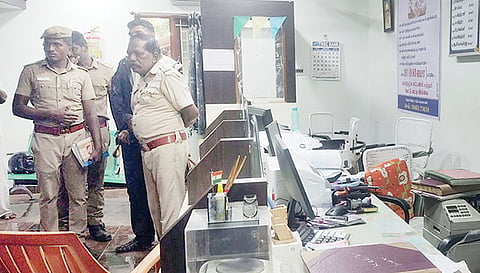 கொள்ளை முயற்சி நடந்த வங்கியில் போலீசார் ஆய்வு.