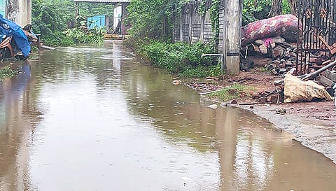 வடக்கு பூதலூர் சந்து தெருவில் தேங்கி நிற்கும் மழைநீர்.