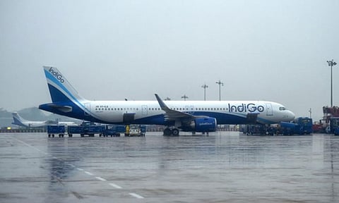 கனமழை எதிரொலி- 8 விமான சேவைகள் ரத்து