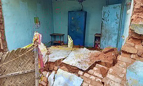 கனமழைக்கு இடிந்து விழுந்த வீடு.