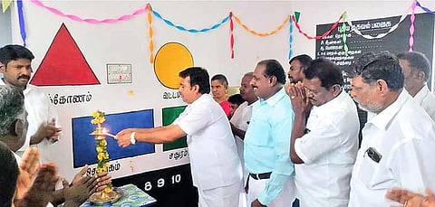 பொன் முத்தையா பாண்டியன் குத்துவிளக்கு ஏற்றியபோது எடுத்தபடம்.