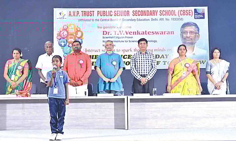 அறிவியல் தொழில்நுட்ப நிகழ்ச்சி நடைபெற்ற காட்சி.