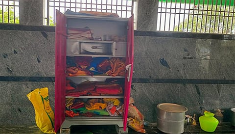  பணம் வைத்திருந்த பீரோ உடைக்கப்பட்டு இருக்கும் காட்சி