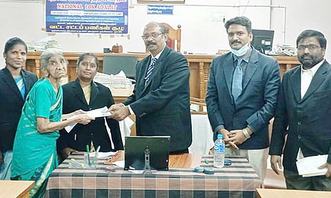 விபத்து காப்பீட்டு தொகைக்கான உத்தரவு நகலை பயனாளி ஒருவருக்கு கூடுதல் மாவட்ட நீதிபதி சண்முகவேல் வழங்கினார்.