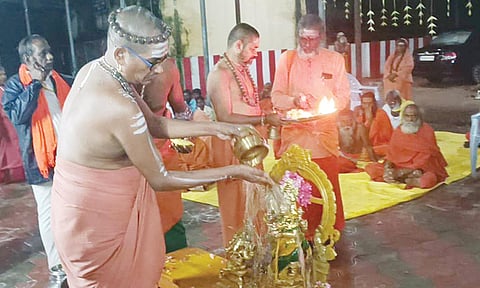 காவிரி அன்னைக்கு அபிஷேகம்.