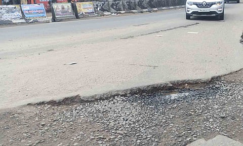 மழையால் சேதமான சாலையை படத்தில் காணலாம். 