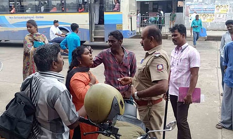 வாக்குவாதத்தில் ஈடுபட்டவர்களிடம் போலீசார் பேச்சுவார்த்தை நடத்திய காட்சி. 