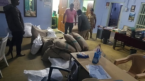 சரக்கு வேனில் கடத்திய 400 கிலோ புகையிலை பொருட்கள் பறிமுதல்