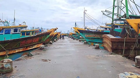 பைபர் படகுகள் காரைக்கால் அரசலாற்றின் கரையோரம் பாதுக்காப்பாக நிறுத்தி வைக்கப்பட்டுள்ளது. 