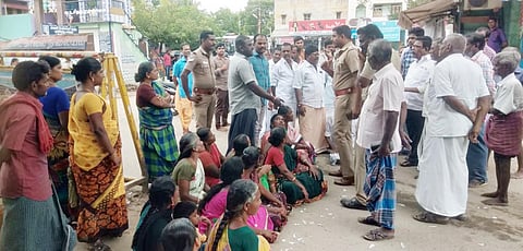 அவனியாபுரத்தில் மறியலில் ஈடுபட்டவர்களிடம் போலீசார் மற்றும் அதிகாரிகள் பேச்சுவார்த்தை நடத்தினர்.