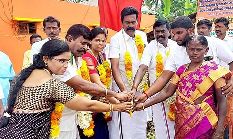 சிமெண்ட் சாலை அமைக்கும் பணி தொடங்கி வைக்கப்பட்டபோதுஎடுத்தபடம்.