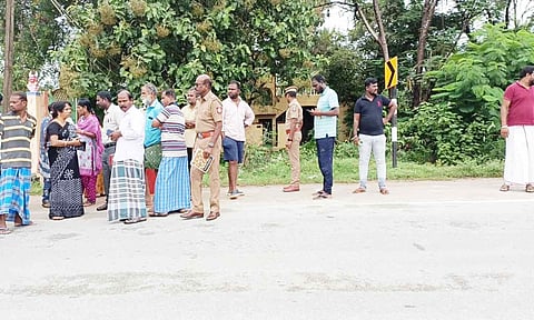 சாலை மறியலில் ஈடுபட்ட பொதுமக்களிடம் போலீசார் பேச்சு வார்த்தை நடத்திய காட்சி.