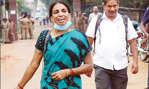திருச்சி சிறப்பு முகாமில் முருகனை பார்த்துவிட்டு நளினி வெளியே வந்த காட்சி.