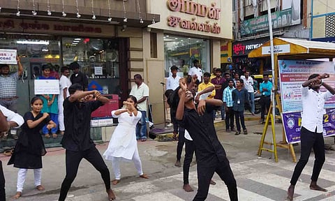 பொதுமக்களுக்கு விழிப்புணர்வு ஏற்படுத்தும் கல்லூரி மாணவர்கள் 