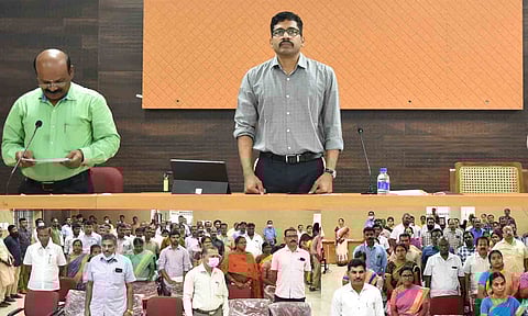 கலெக்டர் தலைமையில் அரசு அலுவலர்கள் குழந்தைகள் பாதுகாப்பு உறுதிமொழி ஏற்றபோது எடுத்தபடம். 