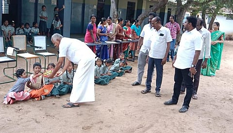 பள்ளி மாணவர்களுக்கு பொத்தனூர் பேரூராட்சி தலைவர் கருணாநிதி இனிப்புகள் வழங்கிய போது எடுத்த படம்.
