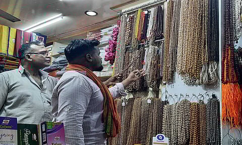 கன்னியாகுமரி பகவதி அம்மன் நுழைவு வாசல் முன்பு உள்ள புஜை பொருட்கள் கடையில் சபரிமலை செல்லும் அய்யப்ப பக்தர்கள் துளசி மாலைகளை வாங்குவதற்காக பார்வையிட்டபோது எடுத்த படம் 